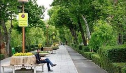 میدان آزادی تا سی و سه پل پیاده راه می شود