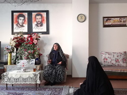 ۲ چفیه و چند لباس همه دارایی من از شهیدانم است