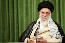 انقلاب نشان «نقش‌آفرینی در مسائل اساسی» را بر سینه جوانان نشاند