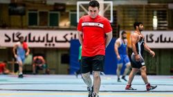 بنا بی‌دلیل و بهانه می‌رود!
