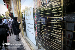 دلار در صرافی‌های بانکی به ۱۶۵۰۰ تومان رسید/ هر یورو ۱۷۹۰۰ تومان