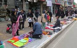 دستفروشان را به حاشیه پیاده‌راه‌ها نرانید!