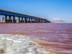 گرمای تابستان، رشته‌های آبگیری دریاچه ارومیه را پنبه می‌کند