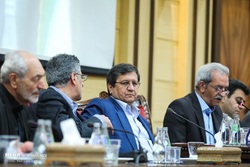 همتی: صادرکنندگان ۷۰ درصد دلار‌ها را بازگردانند تا بعد مذاکره کنیم