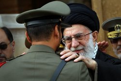 پرچم و نشان فداکاری به دانشگاه افسری امام علی (ع) ارتش اهدا می‌شود
