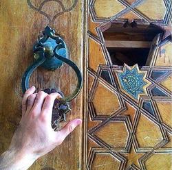 اگر در به رویت بسته است در را متهم نکن!