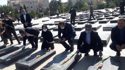 عطر افشانی و غبار روبی مزار شهدا در شهرستان اسلامشهر