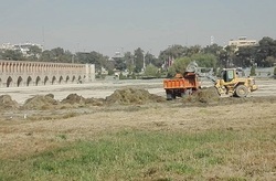 پاکسازی بستر رودخانه زاینده رود با کمک ۴۰۰ نیروی شهرداری