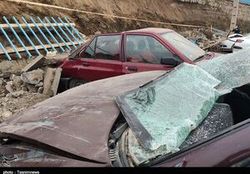 مدفون شدن خودرو‌ها بر اثر ریزش دیوار +عکس