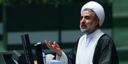 اطرافیان رئیس‌جمهور در حال پهن کردن فرش قرمز برای دشمن هستند