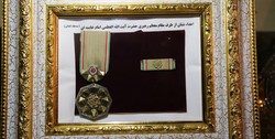اعطای نشان «درجه یک نصر» به خانواده شهید فخری‌زاده