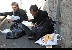 آستان قدس رضوی، غذا و لباس گرم کارتن خواب‌ها را تأمین می‌کند