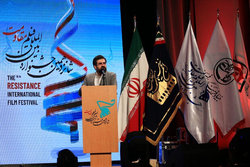 حاتمی‌کیا تندیس بهترین کارگردانی را دریافت کرد