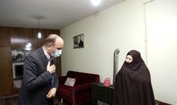 استاندار آذربایجان‌ شرقی با خانواده شهید قیام ۲۹ بهمن دیدار کرد