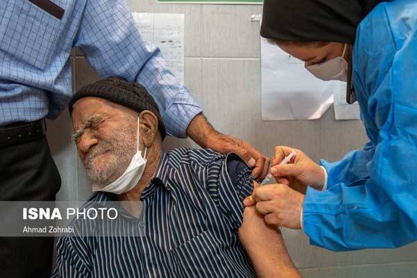 تصویر پرستار ایرانی هنگام تزریق واکسن جنجالی شد +عکس