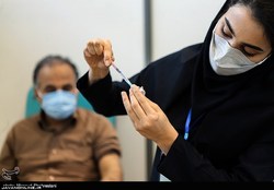 بهبودیافتگان کرونا چه مدت پس از بهبودی می‌توانند واکسن کرونا بزنند؟