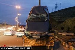 راننده از خودرو واژگون شده سالم بیرون آمد