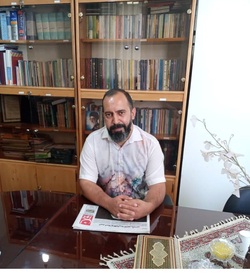 اولین کار پارچه نویسی خود را با شوق و اشتیاق برای آشپزی که سفارش داده بود شروع کرد و نوشتم «حلیم بادمجان موجود است».