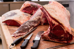 کاهش قیمت گوشت گرم در بازار روزهای شهرداری کرج