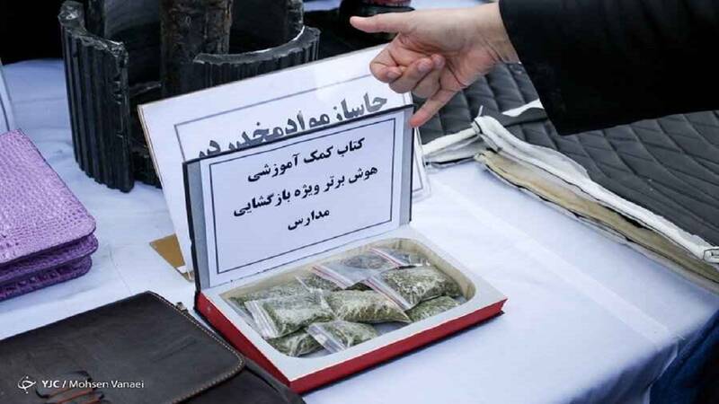 جاساز گُل داخل کتابهای کمک آموزشی و توزیع بین دانش آموزان +عکس جاساز گُل داخل کتابهای کمک آموزشی و توزیع بین دانش آموزان +عکس