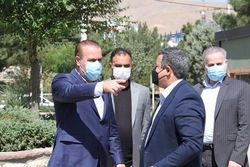 کارکنان سازمان آرامستان های کرج تمام قد پای کار ایستاده‌اند