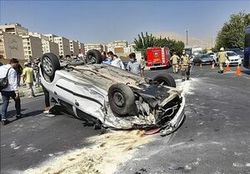واژگونی پژو ۲۰۶ پس از تصادف شدید با ۳ خودرو +تصاویر