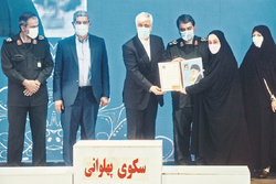 قهرمانان روی سکوی پهلوانی