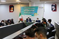 نباید بنشینیم تا دیگران دست ما را بگیرند
