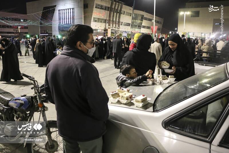 گزارش تصویری+ توزیع کیک ۵ تُنی در مشهد