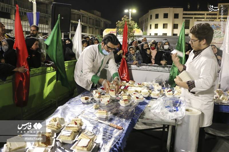 گزارش تصویری+ توزیع کیک ۵ تُنی در مشهد
