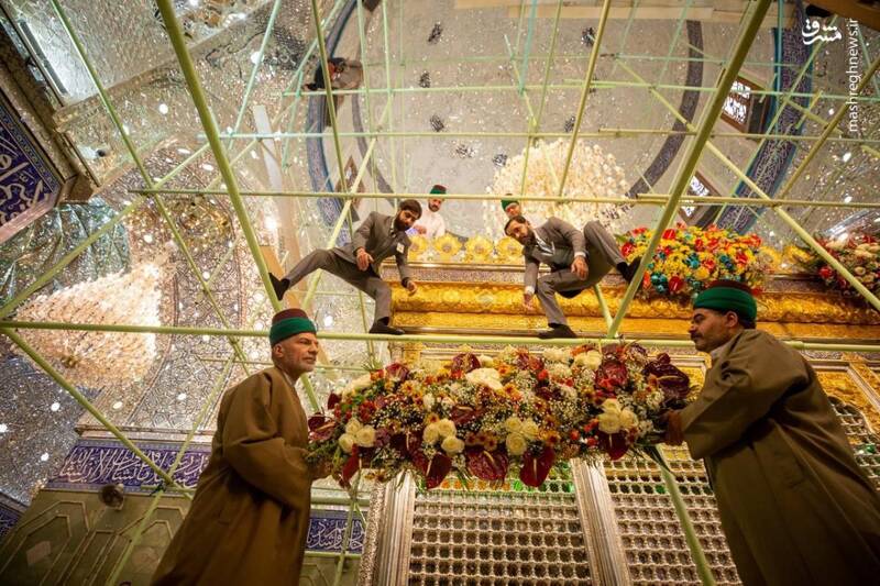 عکس + گل&zwnj;آرایی ضریح حضرت اباالفضل(ع) در ولادت برادر