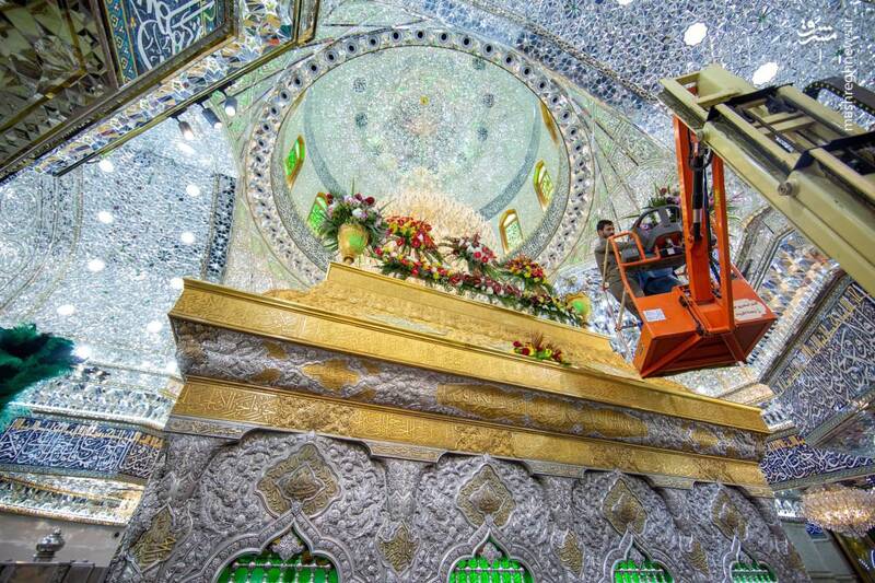 عکس/ گل&zwnj;آرایی ضریح شش&zwnj;گوشه برای ولادت امام حسن(ع)