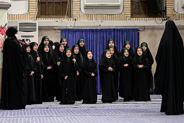 هم‌خوانی گروه سرود در دیدار جمعی از بانوان با رهبر انقلاب