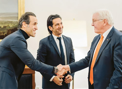 جلوی ملت علم و عزادار جلوی دشمن خم و خندان!