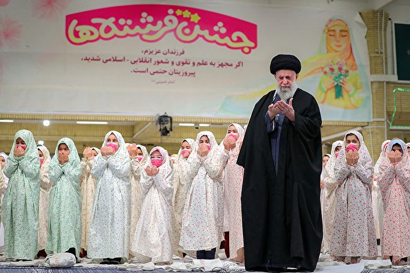 اقامه نماز جماعت به امامت رهبر انقلاب در مراسم جشن تکلیف دختران دانش‌آموز