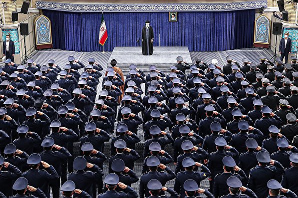 زمزمه سرود جمهوری اسلامی ایران توسط فرماندهان نیروی هوایی در دیدار با رهبر انقلاب