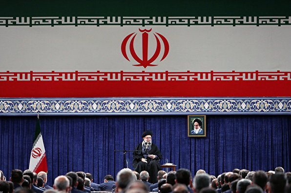 رهبر انقلاب: ۲۲ بهمن امسال باید مظهر حضور و عزت مردم و مظهر اتحاد ملی باشد