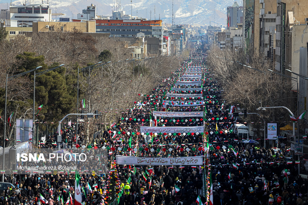 استوار پای انقلاب/ تصاویر منتشر شده از تراکم جمعیت در تهران استوار پای انقلاب/ تصاویر منتشر شده از تراکم جمعیت در تهران