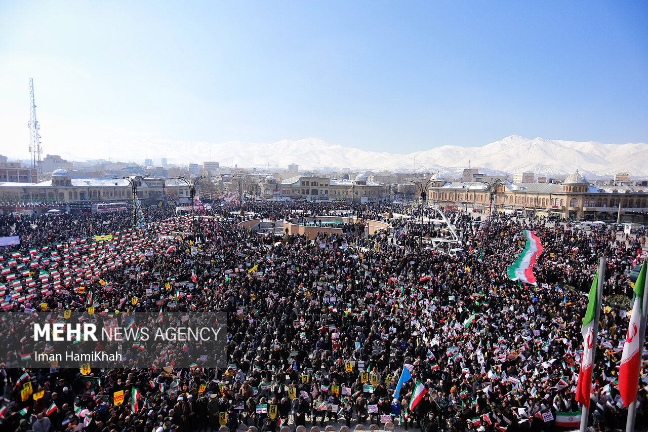 استوار پای انقلاب/ تصاویر منتشر شده از تراکم جمعیت در تهران استوار پای انقلاب/ تصاویر منتشر شده از تراکم جمعیت در تهران