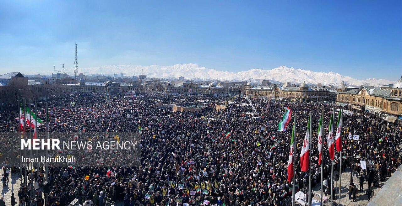 استوار پای انقلاب/ تصاویر منتشر شده از تراکم جمعیت در تهران استوار پای انقلاب/ تصاویر منتشر شده از تراکم جمعیت در تهران