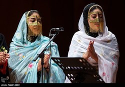 تصاویری دیدنی از حضور زنان و مردان هنرمند با لباس محلی در جشنواره موسیقی فجر
