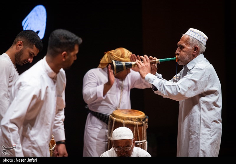 تصاویری دیدنی از حضور زنان و مردان هنرمند با لباس محلی در جشنواره موسیقی فجر