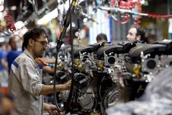 اندر حکایت اصلاح و تعدیل قراردادهای خودروسازان و شبکه تامین/ قطعه‌سازان: قراردادها شناور شود