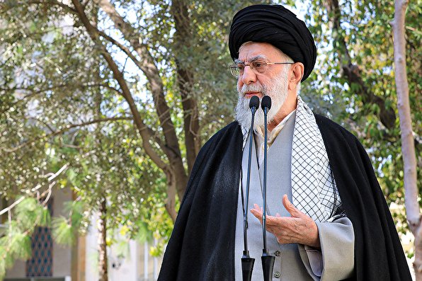 رهبر انقلاب: مسئولین مسمومیت دانش‌آموزان را با جدیت دنبال کنند