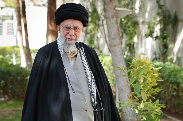 فیلم کامل بیانات رهبر انقلاب پس از کاشت نهال در روز درختکاری