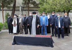 رهبر معظم انقلاب بر پیکر حسن غفوری‌فرد اقامه نماز کردند