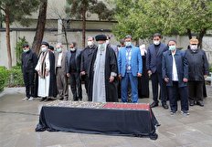 رهبر معظم انقلاب بر پیکر حسن غفوری‌فرد اقامه نماز کردند