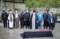 اقامه نماز رهبر معظم انقلاب بر پیکر مرحوم حسن غفوری‌فرد