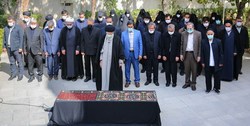رهبر معظم انقلاب بر پیکر همسر شهید آیت‌الله مطهری اقامه نماز کردند