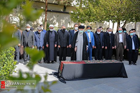 اقامه نماز رهبر انقلاب بر پیکر همسر شهید آیت‌الله مطهری